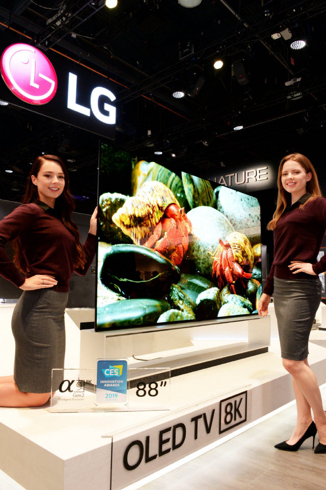 LG전자가 지난 1월 라스베이거스에서 열린 ‘CES 2019’에서 88인치 8K 유기발광다이오드(OLED) TV를 선보이고 있다. /사진제공=LG