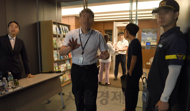 일본 정부가 한국에 대한 화이트리스트(수출심사 우대국) 제외 조치를 단행한 2일 종로구 한 빌딩에 위치한 일본대사관 입구에서 직원들이 출입을 통제하고 있다.   /이호재기자.