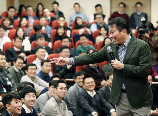 최태원 SK회장이 지난 1월 서울 종로구 SK서린빌딩에서 열린 ‘행복 토크’에서 구성원들과 행복키우기를 위한 작은 실천 방안들에 대해 토론하고 있다. SK그룹은 사회적 가치 창출과 직원의 행복 증진 등에 힘쓰며 새로운 경영 모델을 보여주고 있다는 평가를 받는다. /사진제공=SK