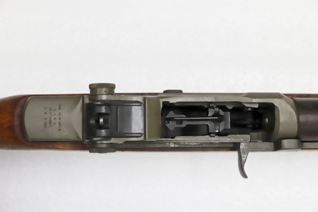 1972년 제작된 한국형 M1 소총. ‘한국 육군(R.O.K. ARMY)의 테스트용 1번’이라는 이 소총을 서울경제와 육군사관학교가 처음으로 확인했다.