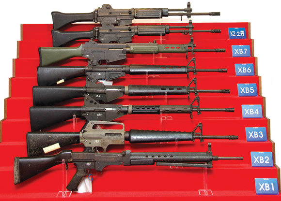 K2 소총이 개발되기 전까지 7개 시제품 소총. 실제로는 각 형식마다 2~3개씩 세부 모델이 있어 더 많은 시제품이 있었다. 각 형식마다 구경과 크기·작동방식이 다르다. ADD 연구진은 각국 소총의 장점을 골라 K2 소총과 K1 기관단총을 개발해냈다.