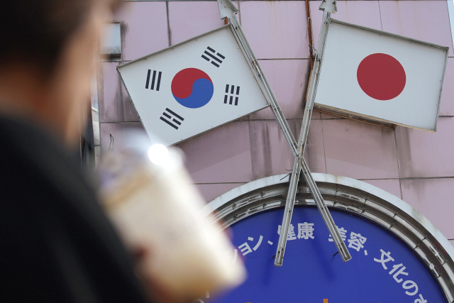 한국과 일본 국기가 2일 도쿄 시내에 걸려 있다. /도쿄=AP연합뉴스