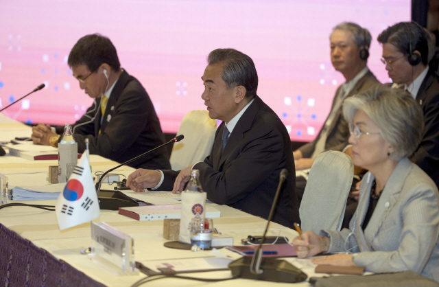 왕이(가운데) 중국 외교담당 국무위원 겸 외교부장이 2일 태국 방콕에서 열린 동남아시아국가연합(ASEAN·아세안) 외무장관회의에서 고노 다로 일본 외무상이 경청하는 가운데 발언하고 있다. 　 /방콕=AP연합뉴스