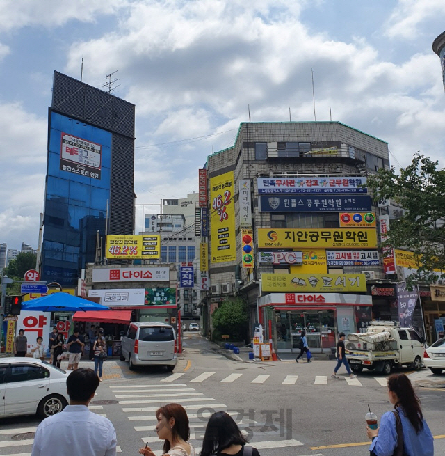 공무원 준비생들이 지난달 30일 오전 서울 동작구 노량진 학원가에 위치한 횡단보도에서 신호가 바뀌기를 기다리고 있다. /이희조기자