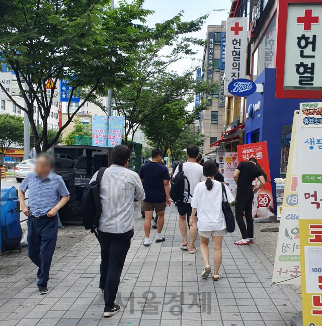 공무원 준비생들이 지난달 30일 오전 서울 동작구 노량진에 위치한 공무원 준비 학원으로 걸어가고 있다. /이희조기자