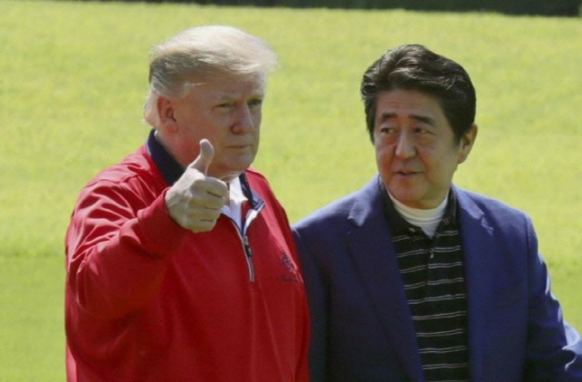 지난 5월 도널드 트럼프(좌) 미국 대통령과 아베 신조(우) 일본 총리가 지바현 모바라시에 있는 한 골프장에서 대화를 나누고 있다./연합뉴스