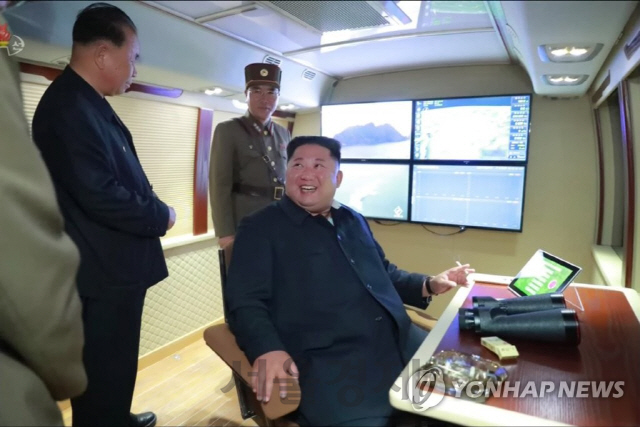 북한이 지난 7월 31일 김정은 국무위원장의 지도 하에 ‘신형 대구경조종방사포 시험사격’을 했다고 조선중앙TV가 1일 보도했다.