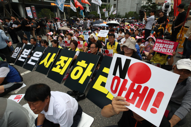 지난달 20일 오후 서울 종로구 옛 일본대사관 앞에서 일본의 경제보복과 아베 신조 일본 총리를 규탄하는 촛불 집회가 열리고 있다. /연합뉴스