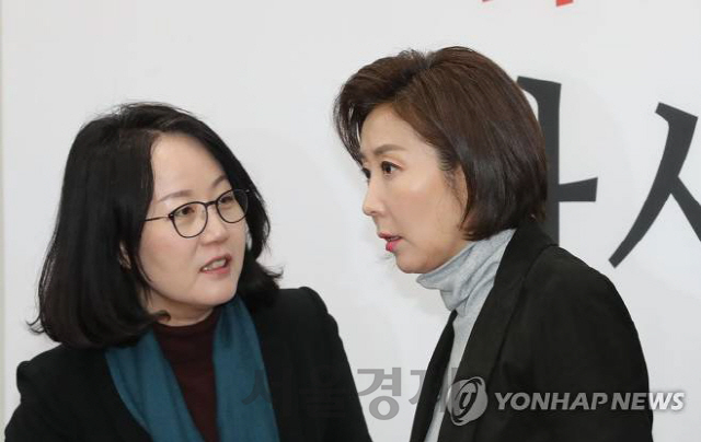 (왼쪽부터) 자유한국당 김현아 원내대변인, 나경원 원내대표 모습/연합뉴스