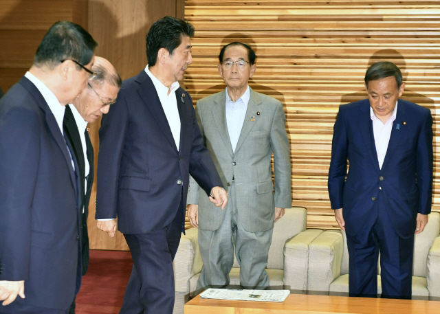 아베 신조 일본 총리가 2일 오전 각의(국무회의)에 입장하고 있다.  이날 일본 정부는 한국을 수출절차 간소화 혜택을 인정하는 ‘백색국가’(화이트 리스트) 명단에서 제외하는 수출무역관리령 개정안을 의결했다./연합뉴스
