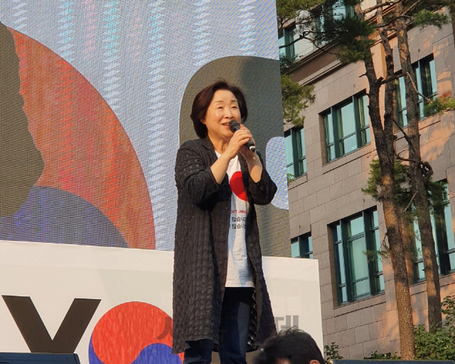 심상정 정의당 대표가 3일 오후 서울 종로구 옛 일본대사관 앞에 마련된 무대에 서서 일본 아베 정부를 규탄하는 발언을 하고 있다. /이희조기자
