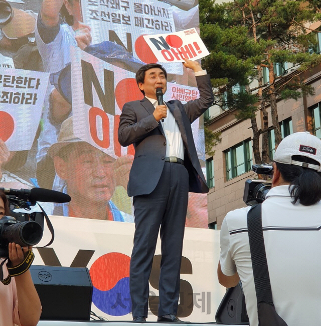 이종걸 더불어민주당 의원이 3일 오후 서울 종로구 옛 일본대사관 앞에 마련된 무대에 서서 일본 아베 정부를 규탄하는 발언을 하고 있다. 이 의원은 독립운동가 우당 이회영 선생의 손자다. /이희조기자