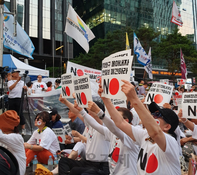 아베규탄시민행동이 주최한 ‘아베 규탄 3차 촛불 문화제’에 참여한 시민들이 3일 오후 서울 종로구 옛 일본대사관 앞 거리에서 한국에 경제보복을 행하는 일본 아베 정부를 비판하는 구호를 외치고 있다. /이희조기자