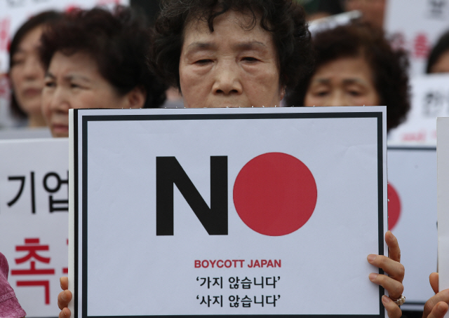 '일본여행 비난 받을라' 채팅방 숨어 대화하는 관광객들
