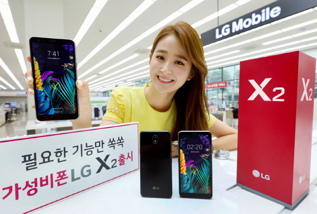 LG전자 모델이 19만 8,000원의 실속형 스마트폰 LG X2를 소개하고 있다./사진제공=LG전자