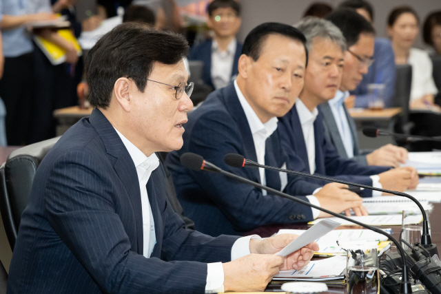 최종구(왼쪽) 금융위원장이 3일 정부서울청사에서 열린 ‘일본 수출규제 대응 간담회’에서 모두발언을 하고 있다. /사진제공=금융위
