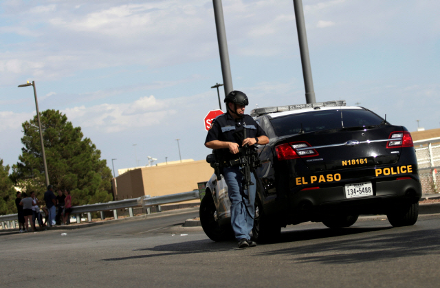경찰이 총기난사 사건이 발생한 미 텍사스주 엘파소의 쇼핑몰 주변을 수색하고 있다. /로이터연합뉴스