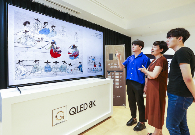 고객들이 3일 신세계백화점 광주점에서 열린 ‘QLED 8K로 만나는 간송 문화 강연’에 참석해 QLED 8K를 통해 문화재를 감상하고 있다. 이번 행사는 이달 말까지 전국 주요 삼성 디지털프라자 매장에서 순차적으로 열린다. 행사에 참여를 원하는 고객은 삼성 디지털프라자 홈페이지에서 신청할 수 있다. 행사 참석 고객에게는 8월 QLED 8K TV 구매 시 최대 100만 포인트를 제공한다. /사진제공=삼성전자