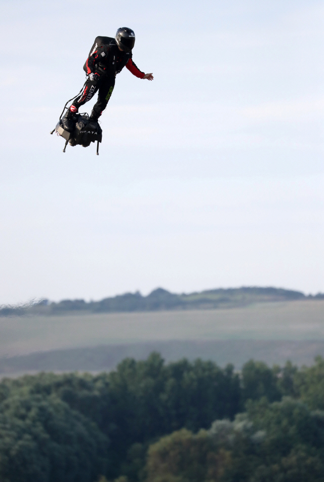 4일(현지시간) 영국해협 횡단에 도전한 프랑스 발명가 프랭키 자파타가 상가트에서 하늘을 날고 있다. /상가트=로이터