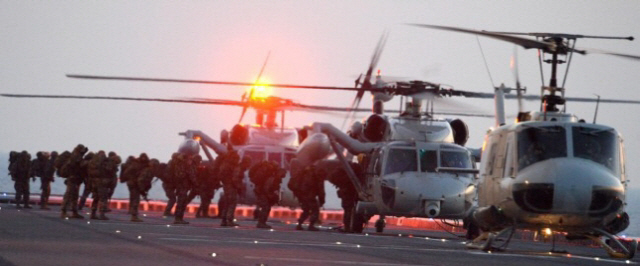지난 2014년 11월18일 경북 포항시 근해 독도함상에서 해병대원들이 상륙침투작전을 위해 UH-1H 헬기에 탑승하고 있다./사진공동취재단