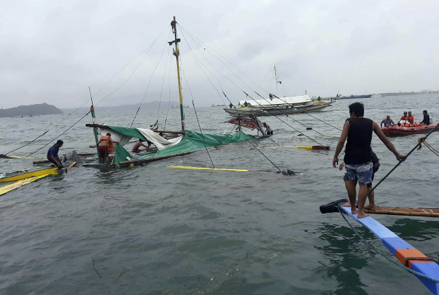 3일(현지시간) 필리핀 중부 일로일로주 인근 해상에 여객선이 전복돼 있다. /AP연합뉴스