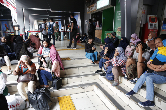 대정전이 발생한 인도네시아 수도 자카르타의 한 지하철역에서 시민들이 운행 재개를 기다리고 있다. /자카르타=EPA연합뉴스