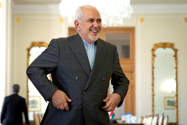 지난달 27일(현지시간) 모하마드 자바드 자리프 이란 외무장관이 테헤란에서 열린 회의에 참석하기 위해 회의장에 모습을 드러내고 있다. /테헤란=로이터연합뉴스