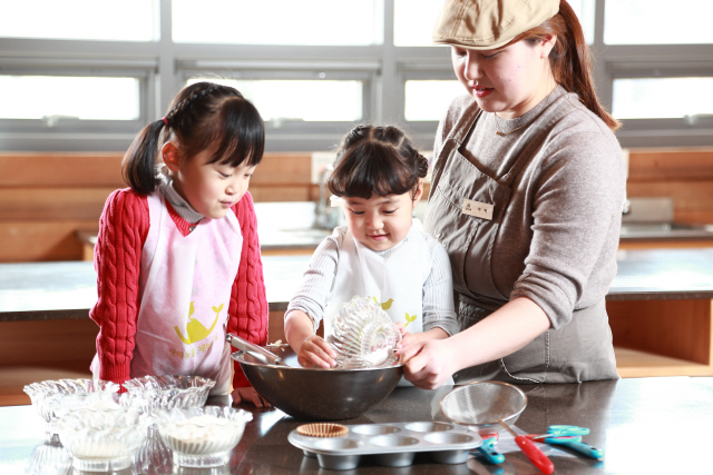 매일유업 고창 상하농원에서 아이들이 베이커리 만들기 체험을 하고 있다./사진제공=매일유업