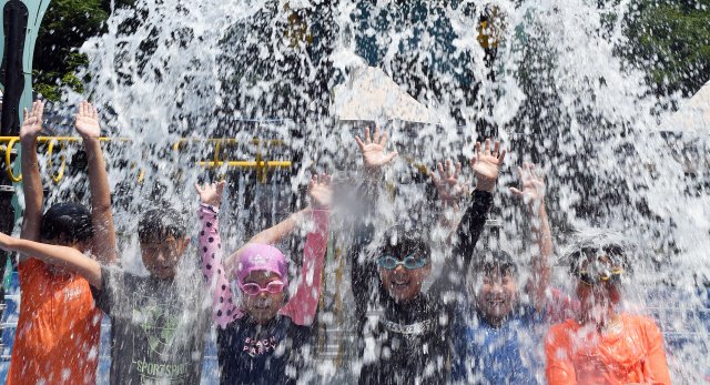 전국 대부분 지역에 폭염경보가 발효되는 등 무더운 날씨를 보인 5일 오후 서울 노원구 각심어린이공원에서 어린이들이 물놀이를 즐기며 더위를 식히고 있다./오승현기자 2019.8.5