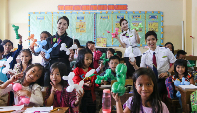 진에어 객실 승무원들이 지난달 30일부터 필리핀 바기오 아동보육시설에서 진행된 봉사활동에서 현지 어린이들과 풍선으로 동물 모양을 만드는 ‘풍선 아트 놀이’를 진행하고 있다. /사진제공=진에어