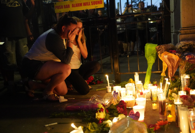 전날 총기난사 사건이 발생한 미국 오하이오주 데이턴의 술집 앞에 5일(현지시간) 시민들이 촛불을 놓으며 희생자들을 추모하고 있다.   /데이턴=신화연합뉴스