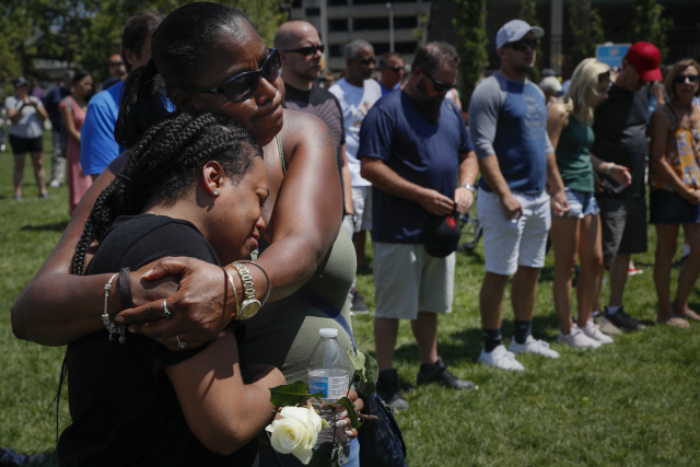 총기 난사 사건이 발생한 4일(현지시간) 미국 오하이오주 데이턴에 사람들이 모여 희생자들을 추모하고 있다. /데이턴=AP연합뉴스