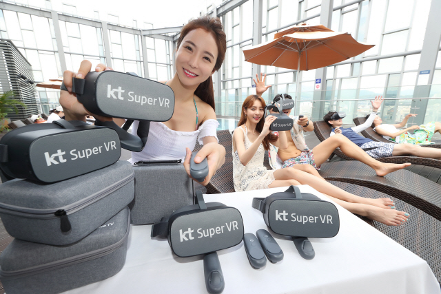 KT 모델들이 5일 서울 을지로 노보텔 앰배서더 동대문 호텔에서 개인형 실감미디어 서비스 ‘슈퍼VR’을 소개하고 있다. KT는 이 호텔 이용 고객을 대상으로 VR 렌탈서비스를 운영중이다./사진제공=KT