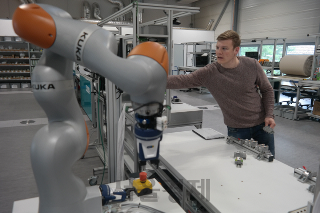 독일 노르트라인베스트팔렌주 보훔대 러닝센터 관계자가 실제 생산라인에 투입되는 협동로봇 조작법을 설명하고 있다. /보훔=한재영기자