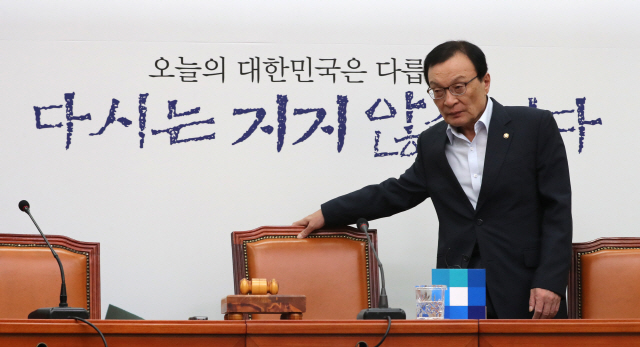 이해찬 더불어민주당 대표가 5일 오전 국회에서 열린 최고위원회의에 참석하고 있다./연합뉴스