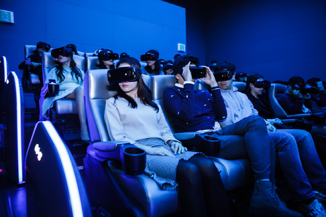 CJ CGV 상영관에서 관람객들이 4DX VR 영화를 즐기고 있다. /사진제공=CJ CGV