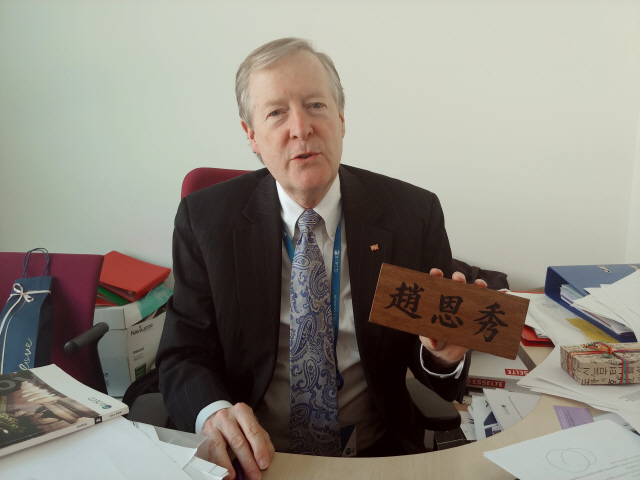 랜들 존스 전 OECD 한국 담당관이 프랑스 파리 OECD본부 사무실에서 자신의 한국 이름인 ‘조은수’가 새겨진 명패를 들어 보이고 있다. /사진=김연하기자