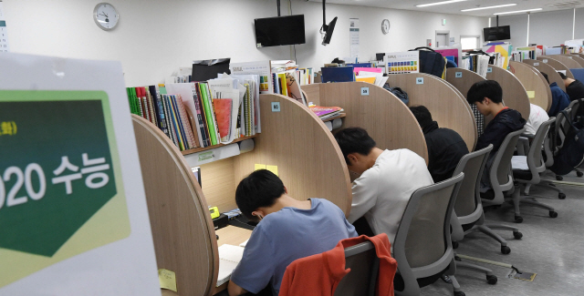 2020학년도 대학수학능력시험 ‘D-100일’을 하루 앞둔 5일 서울 신촌로 종로학원에서 수험생들이 자율학습을 하고 있다. 올해 수능은 오는 11월14일 치러진다. /이호재기자