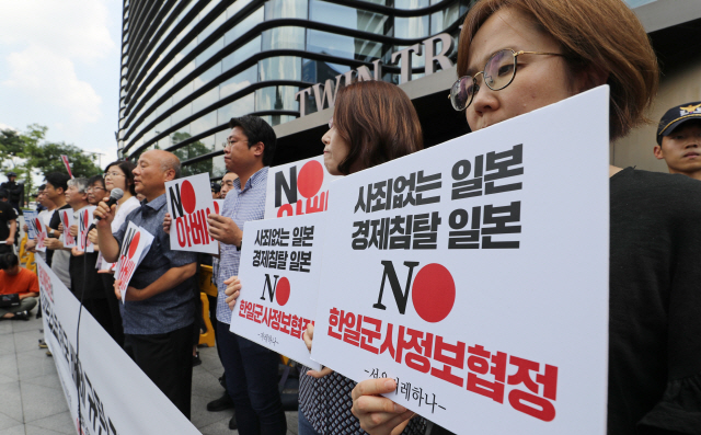 시민들이 지난 2일 오후 서울 종로구 일본대사관 앞에서 화이트리스트 한국 배제에 대한 규탄을 하고 있다./연합뉴스
