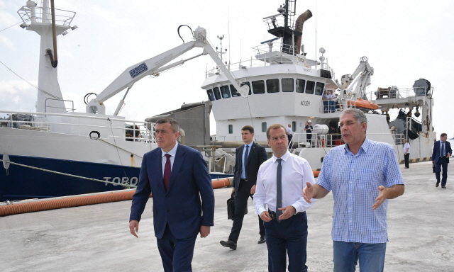 지난 2일(현지시간) 드미트리 메드베데프 러시아 총리가 남쿠릴 열도 가운데 하나인 이투루프 섬을 방문해 어류 가공 공장을 둘러보고 있다. /이투루프=AFP연합뉴스