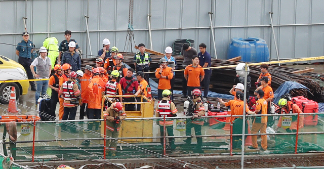지난달 31일 갑작스런 폭우로 작업자들이 고립된 서울 양천구 목동 빗물 펌프장에서 119구조대원들이 구조작업을 펼치고 있다. /연합뉴스