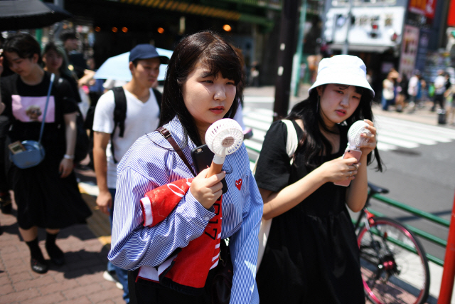 지난 주말(4일) 일본 도쿄 신오쿠보 지구 한인촌 거리를 걷고 있는 일본인들. / AFP연합뉴스