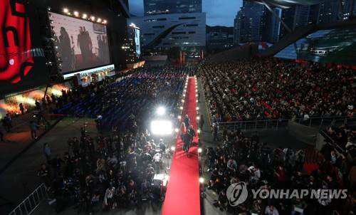 지난해 10월 부산 해운대구 ‘영화의 전당’에서 열린 부산국제영화제 개막식에서 배우들이 레드카펫을 밟으며 입장하고 있다. /부산=연합뉴스