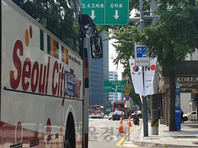 관광객을 태운 시티투어 버스가 6일 오전 일본 제품 불매운동을 상징하는 ‘보이콧 재팬’ 배너가 부착돼 있는 서울 세종대로를 지나고 있다./허진기자