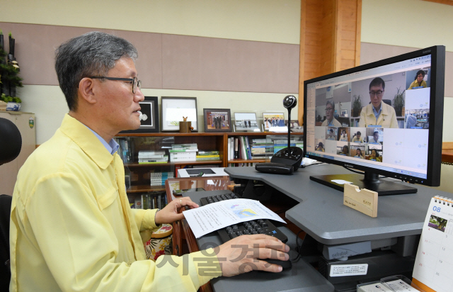 김재현 산림청장이 소속기관장과 영상회의를 갖고 있다. 사진제공=산림청