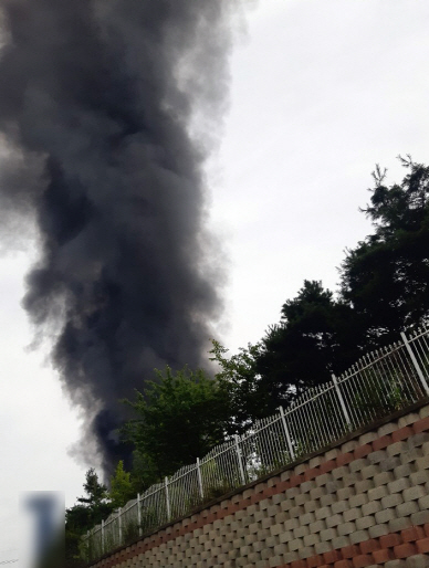 6일 오후 경기도 안성시 양성면의 한 생활용품 제조공장에서 폭발에 의한 것으로 추정되는 화재가 발생했다. /연합뉴스