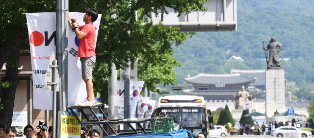 6일 오전 서울 중구청 관계자들이 일본의 우리나라 백색국가(화이트리스트) 제외에 대한 항의 표시로 세종대로에 '노(보이콧) 재팬-NO(BOYCOTT) JAPAN' 배너기와 태극기를 설치하고 있다. 중구는 퇴계로, 을지로, 태평로, 동호로, 청계천로 등 관내 22개로에 태극기와 노 재팬 배너기 1,100개를 설치한다./오승현기자 2019.8.6