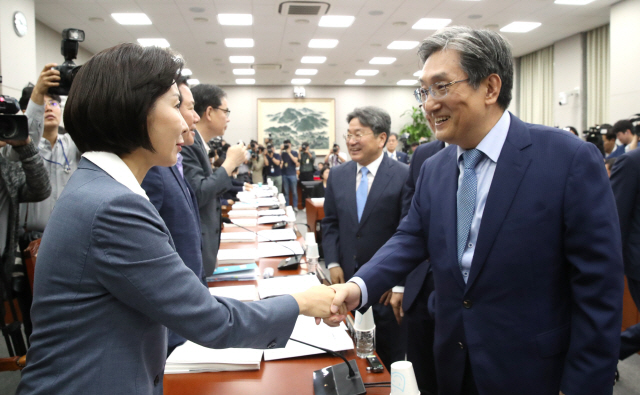 노영민(오른쪽) 대통령 비서실장이 나경원 자유한국당 원내대표와 6일 열린 국회 운영위원회에서 만나 악수를 하고 있다. /연합뉴스