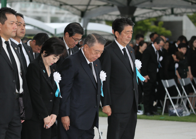 아베 신조(오른쪽) 일본 총리가 6일 히로시마 평화기념공원에서 열린 원폭 희생자 위령식에서 묵념하고 있다. /히로시마=AFP연합뉴스