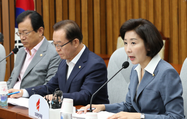 자유한국당 나경원(오른쪽) 원내대표가 6일 국회에서 열린 원내대책회의에서 발언하고 있다. /연합뉴스